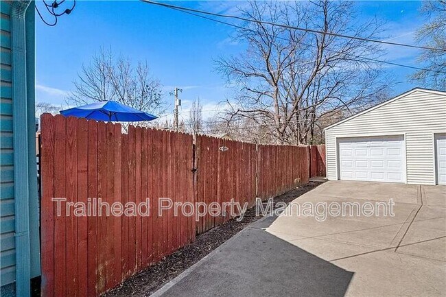 Building Photo - 46 W 74th St