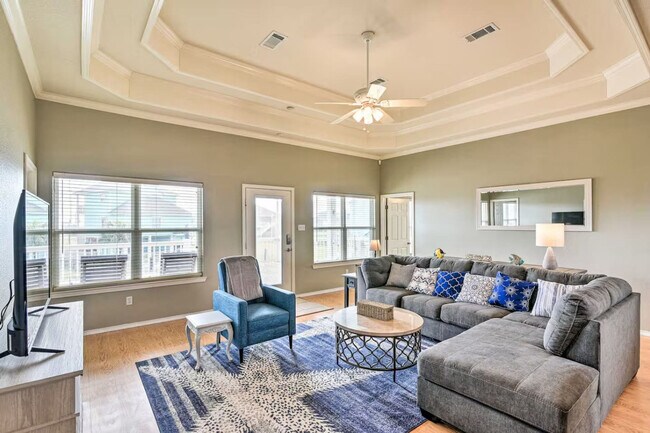 Building Photo - 3229 Castle Dr