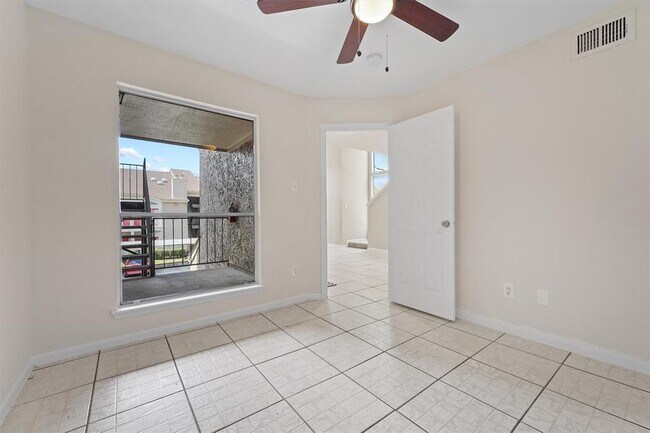 Building Photo - 10855 Meadowglen Ln