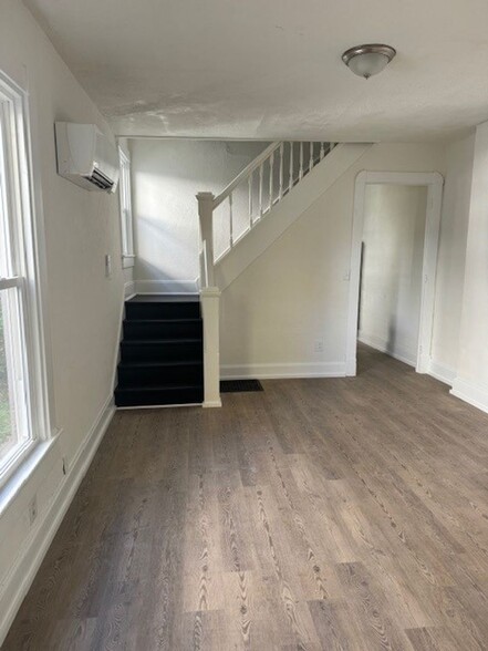 Building Photo - Spacious Newly Remodeled 3 Bedroom - 1/2 O...