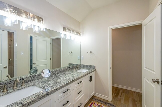 Building Photo - 514 Prado Dr