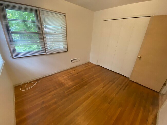 Building Photo - 5 Bedroom by NDSU!!