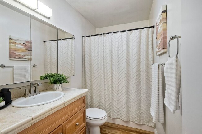 Building Photo - Encinitas 3 Bedroom/2 Bath Condo!