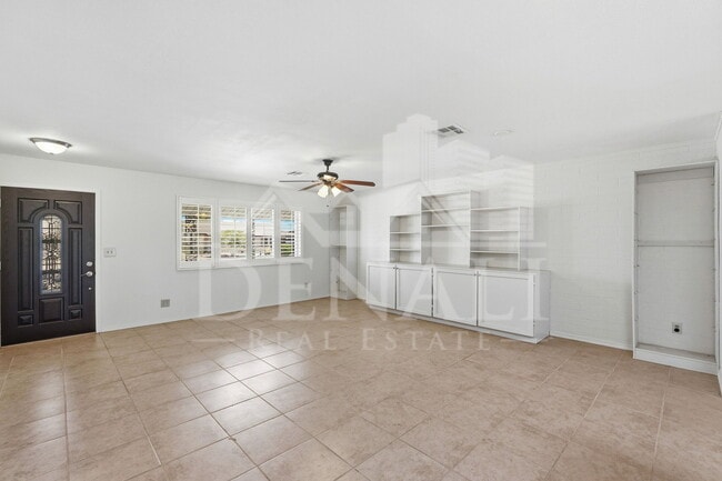 Building Photo - 10747 W Hope Dr