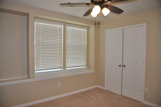 Building Photo - 16025 Summerville Lake Dr