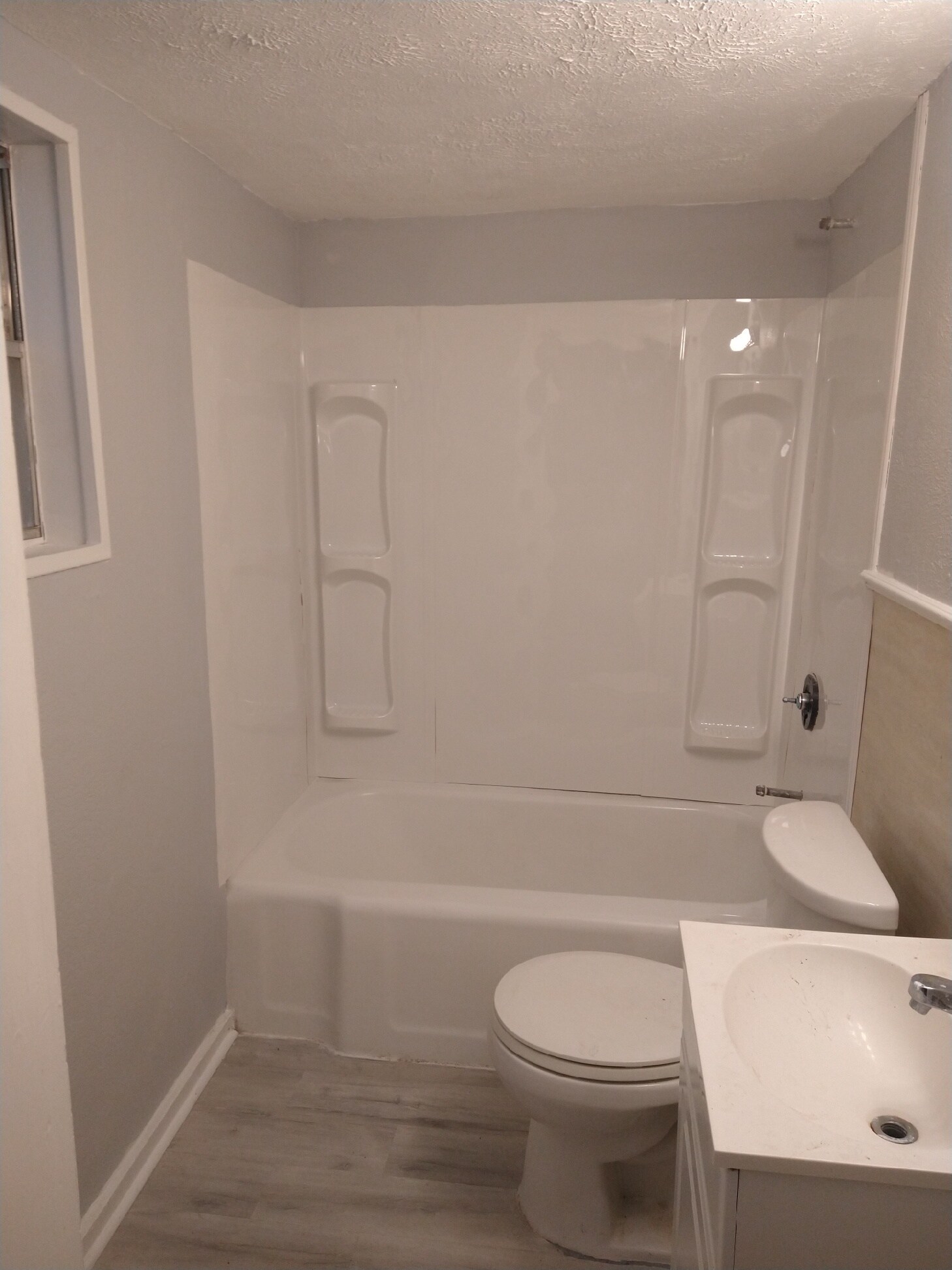 Building Photo - 502 E Lott Ave