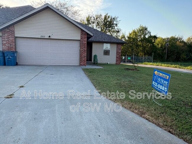 Primary Photo - 1265 N Westwood Ave
