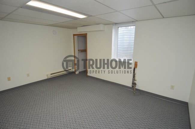 Building Photo - Spacious 5-Bedroom Home – Pet-Friendly and...