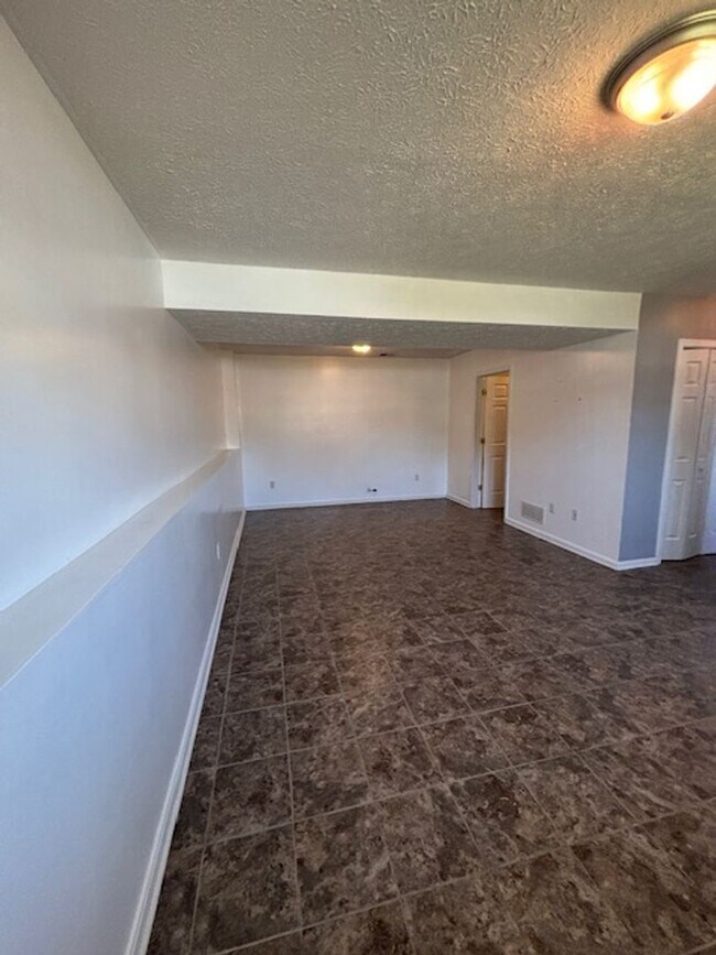 Building Photo - 210 Scarlet Ave