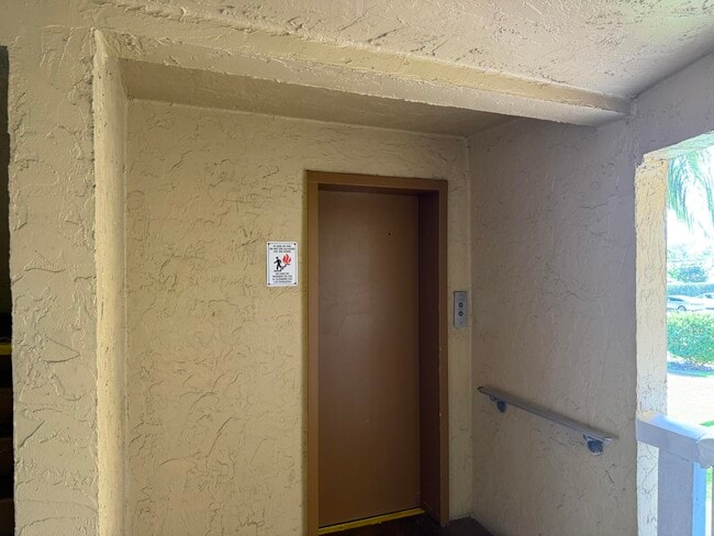 Building Photo - 600 Village Green Ct