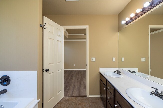 Building Photo - 515 Liem Cir