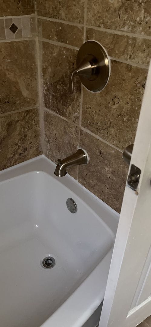 Building Photo - 4 Bedroom, 2 Bathroom Home w/ Bonus Room