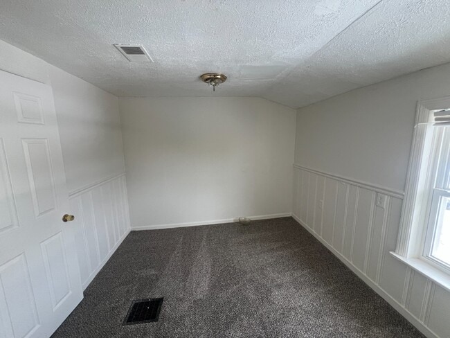 Building Photo - Spacious 3-Bed Apartment - Off-Street Park...