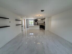 Building Photo - 426 SE 12th Ct