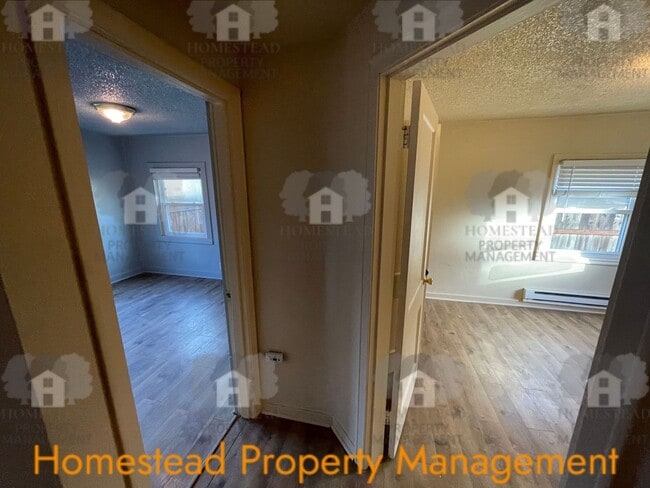 Building Photo - CHECK OUT THIS HUGE YARD!