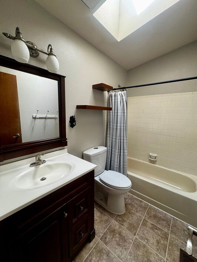 Building Photo - 3 Bedroom Tri-level in Briargate