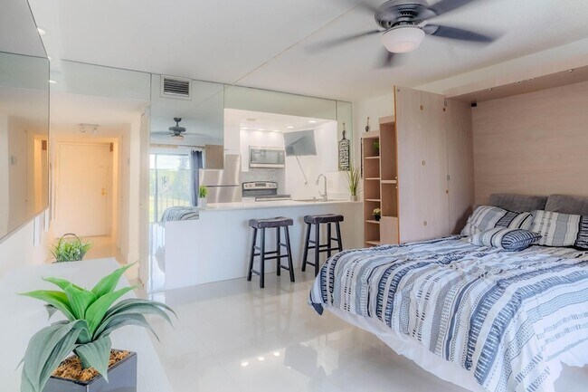 Building Photo - 3760 Inverrary Dr