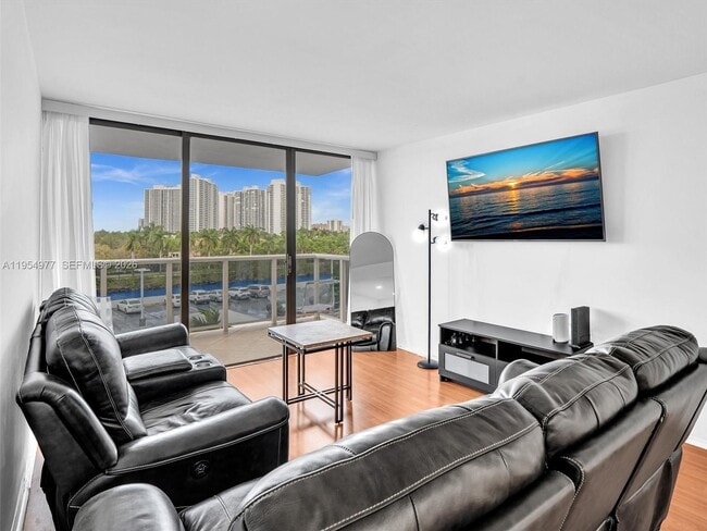 Building Photo - 3675 N Country Club Dr