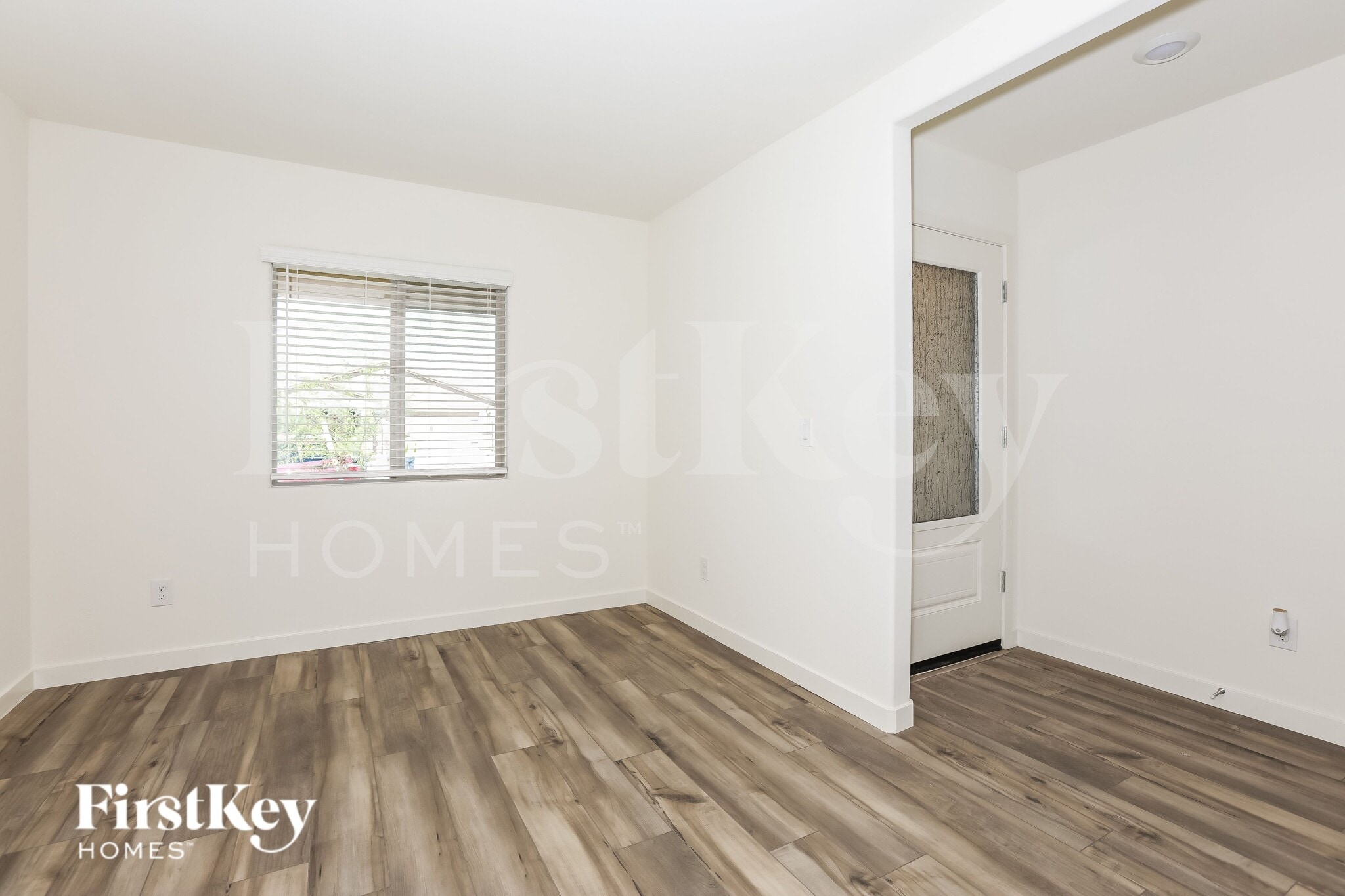 Building Photo - 967 W 20th St