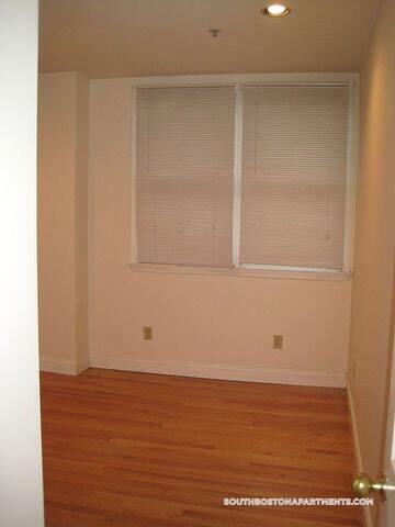 Building Photo - 550 E 3rd St