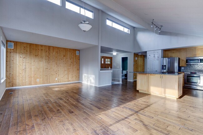 Building Photo - 3 Bed 2.5 Bath Home with a View!