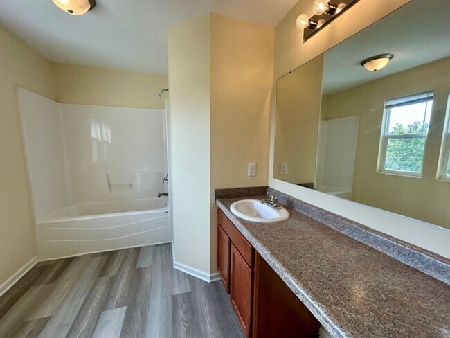 Building Photo - Beautiful 4 bedroom 2.5 bath 2 story home ...