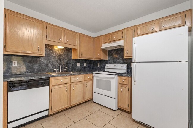 Building Photo - Close to Fort Hood! Town Home featuring 2 Bedrooms, 1.5 Baths, and 1 Car Garage