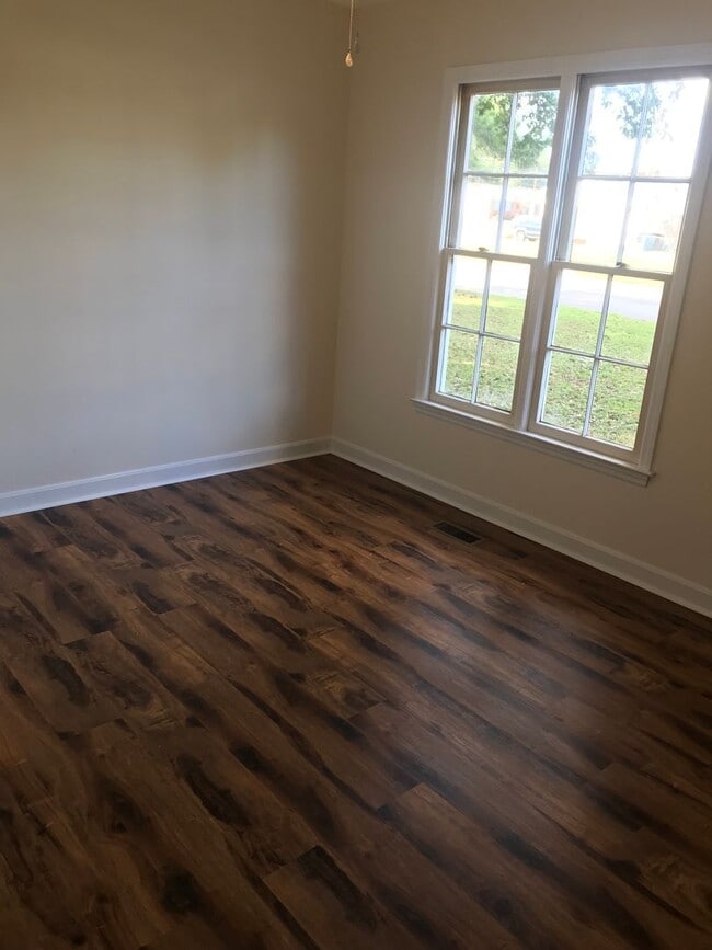 Building Photo - 112 Sycamore St