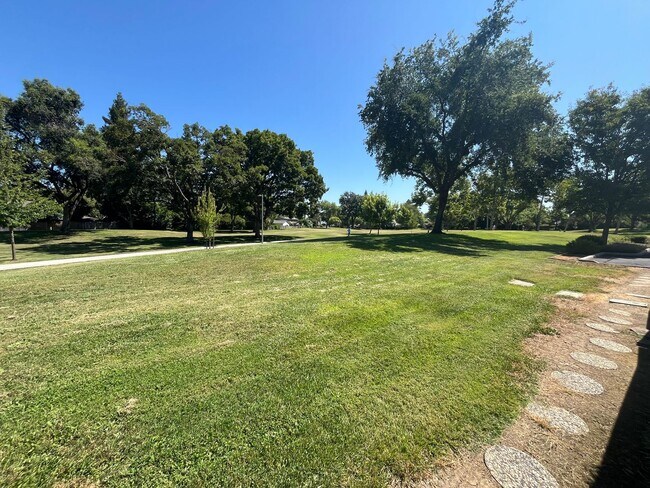 Building Photo - Charming 2-Story Condo on Greenbelt-$500 O...
