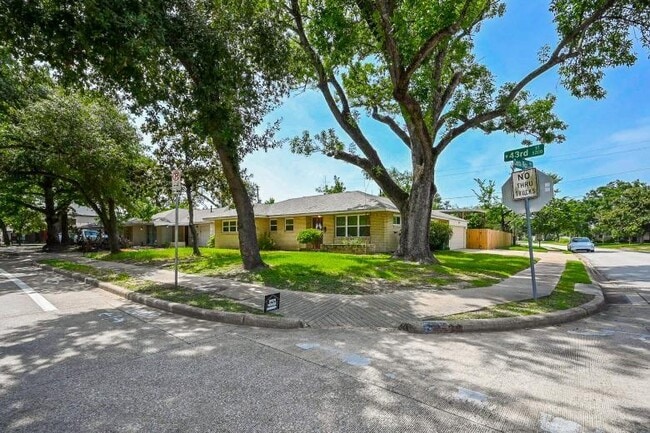Primary Photo - 5233 W 43rd St