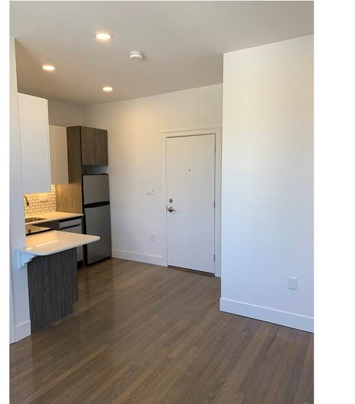 Building Photo - 98 Queensberry St