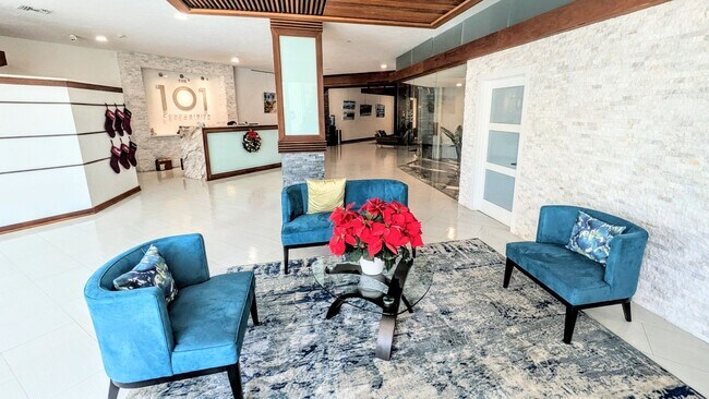 Building Photo - DOWNTOWN FURNISHED 2/2