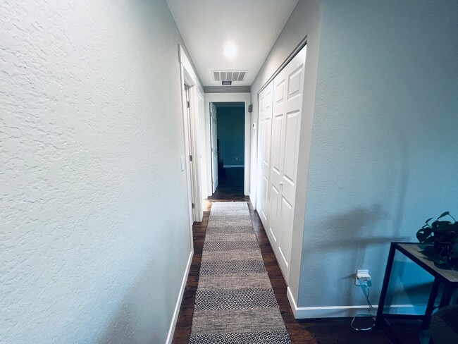 Building Photo - 2 bedroom, 2 bath short term 3-6 month ren...