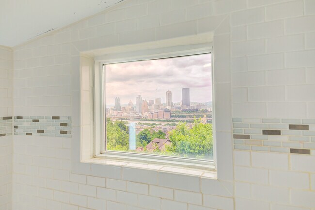 Building Photo - Available MAY 2026 - 2 Bedroom, 2 Bath Home w/ CRAZY City Views!