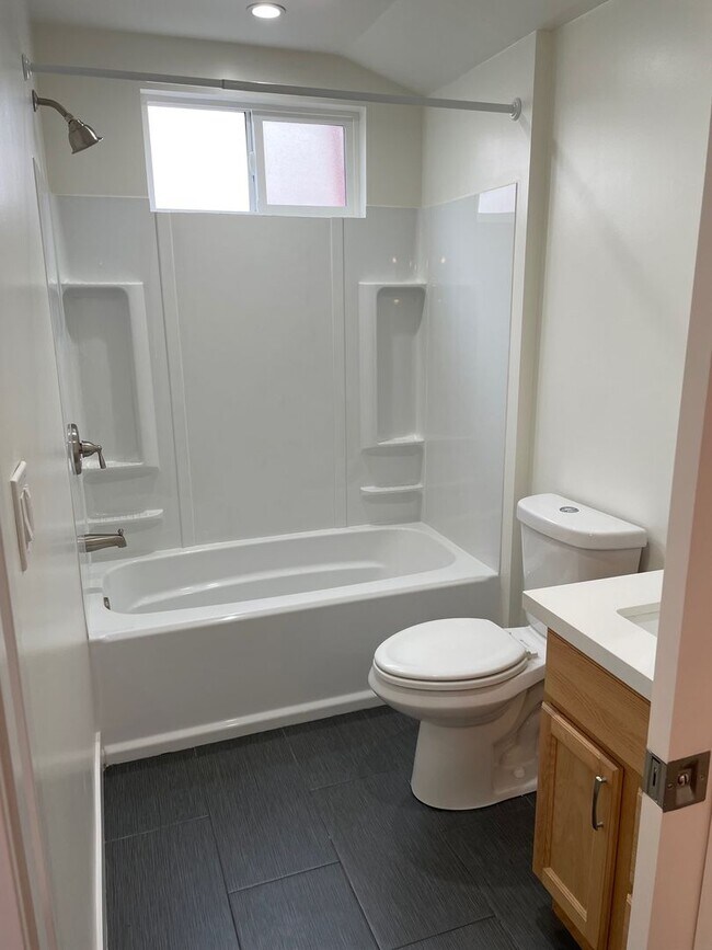 Building Photo - Lovely 1 Bedroom 1 Bath Unit in Prime Echo Park