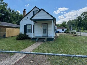 Building Photo - 3 Bedroom, 1 Bath Cape Cod Home w/Detached...