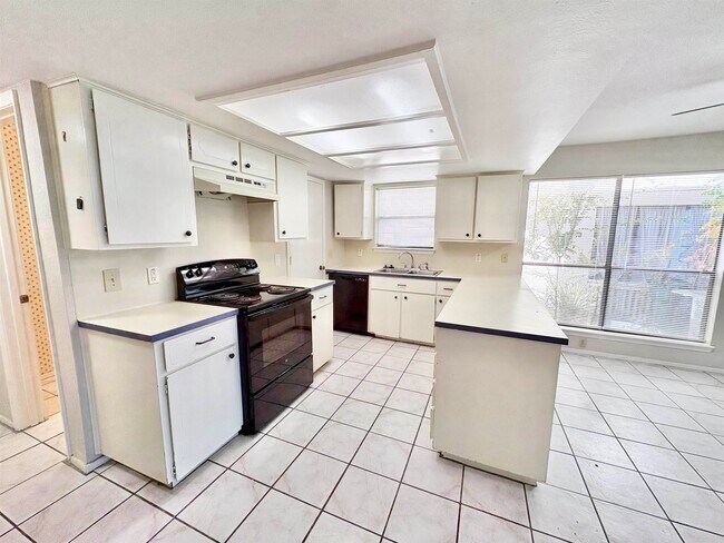 Building Photo - 601 Free Rein