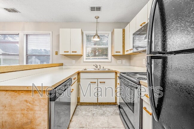 Building Photo - 6813 Willowbrook Dr