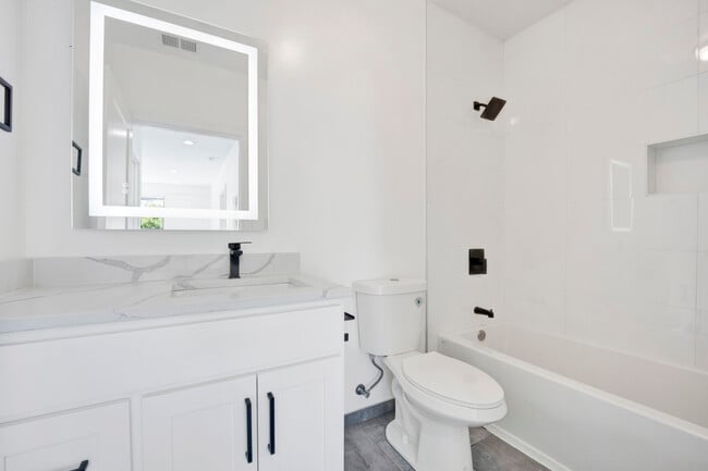 Building Photo - 4350 W Lawrence Ave