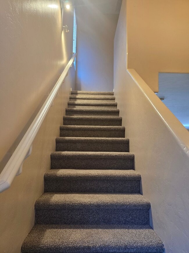 Building Photo - FREE RENT FOR OCTOBER AND $100 VISA GIFT C...