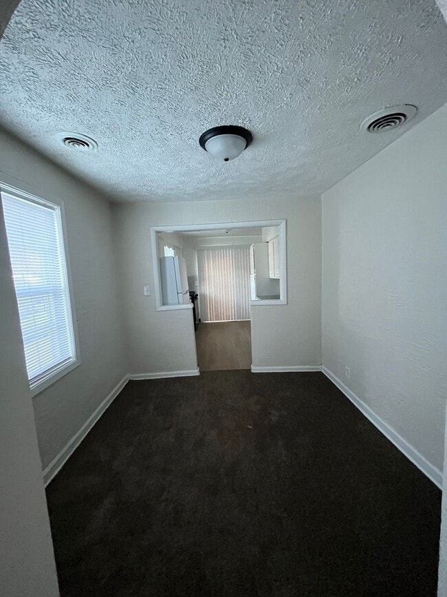 Building Photo - 2 bedroom home available in Loves Park