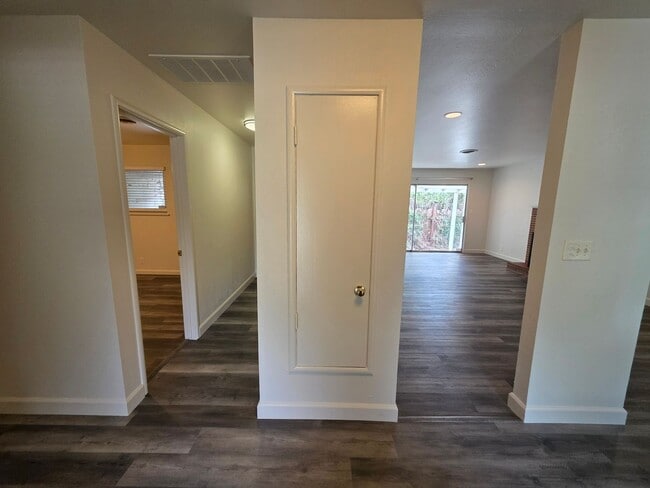 Building Photo - Bowen/Phelps Duplex