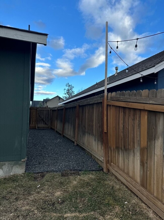 Building Photo - Lovely SE Single Story 3 Bedroom Home with Office!