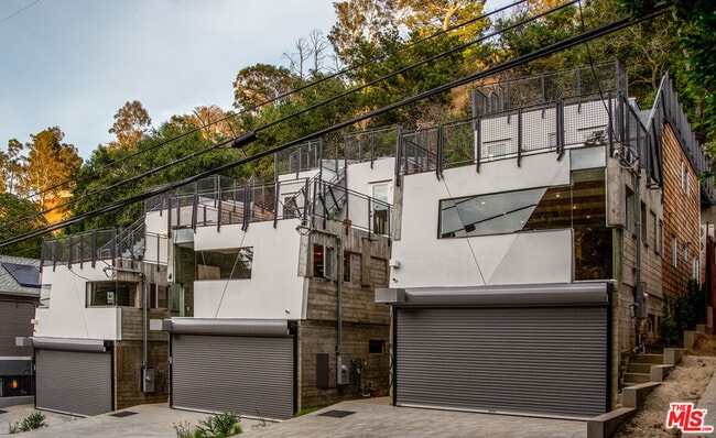 Building Photo - 8870 Wonderland Ave