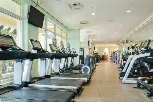 Building Photo - Beautifully decorated split 2/2 in stunnin...