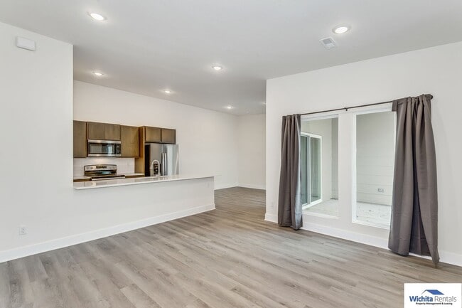 Building Photo - 3 bed, 2 bath duplex SE Wichita