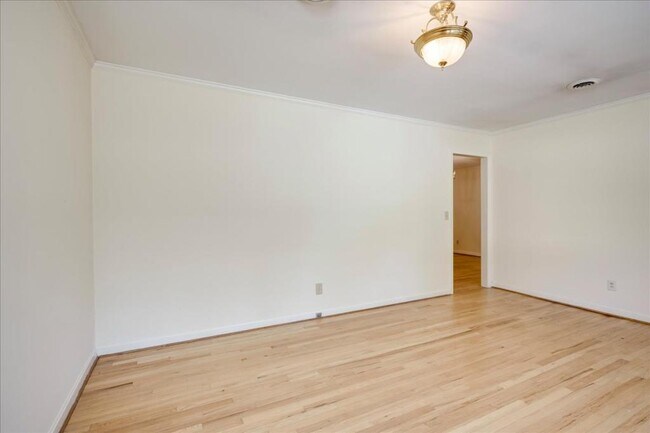 Building Photo - 552 Whitehead Dr