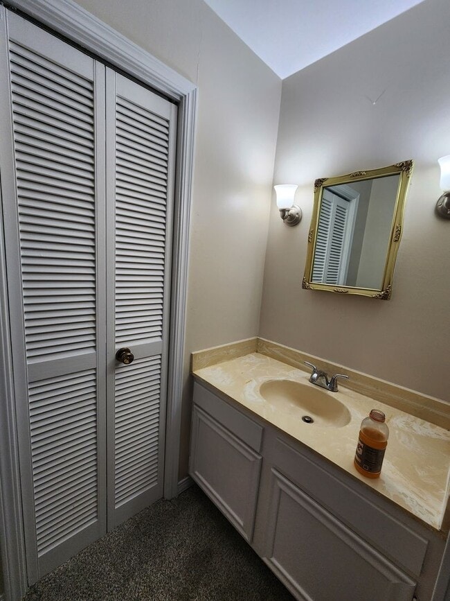 Building Photo - Village Green Townhome