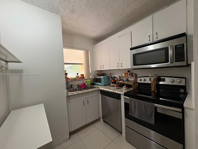Building Photo - 8860 Fontainebleau Blvd
