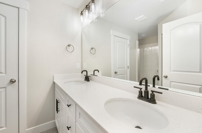 Building Photo - Bright & Modern 3-Bed Townhome in Prime Le...